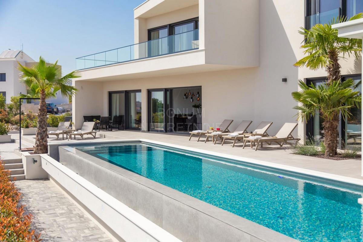 Vodice – Ekskluzivna luksuzna vila z bazenom, panoramskim pogledom na morje in vrhunskimi vsebinami