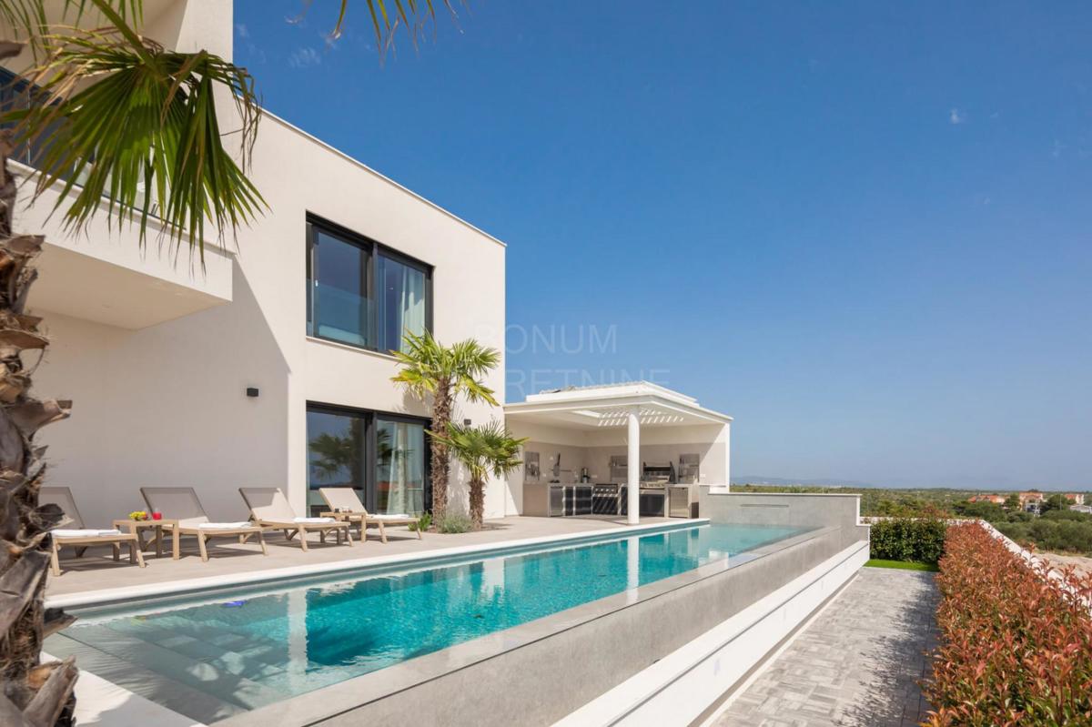 Vodice – Ekskluzivna luksuzna vila z bazenom, panoramskim pogledom na morje in vrhunskimi vsebinami