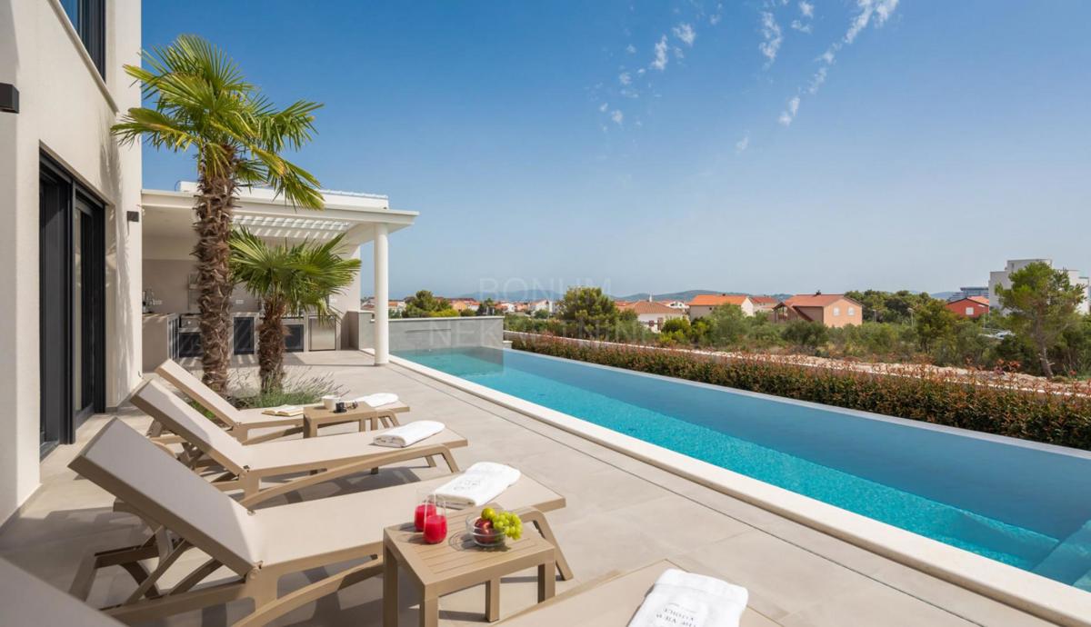 Vodice – Ekskluzivna luksuzna vila z bazenom, panoramskim pogledom na morje in vrhunskimi vsebinami