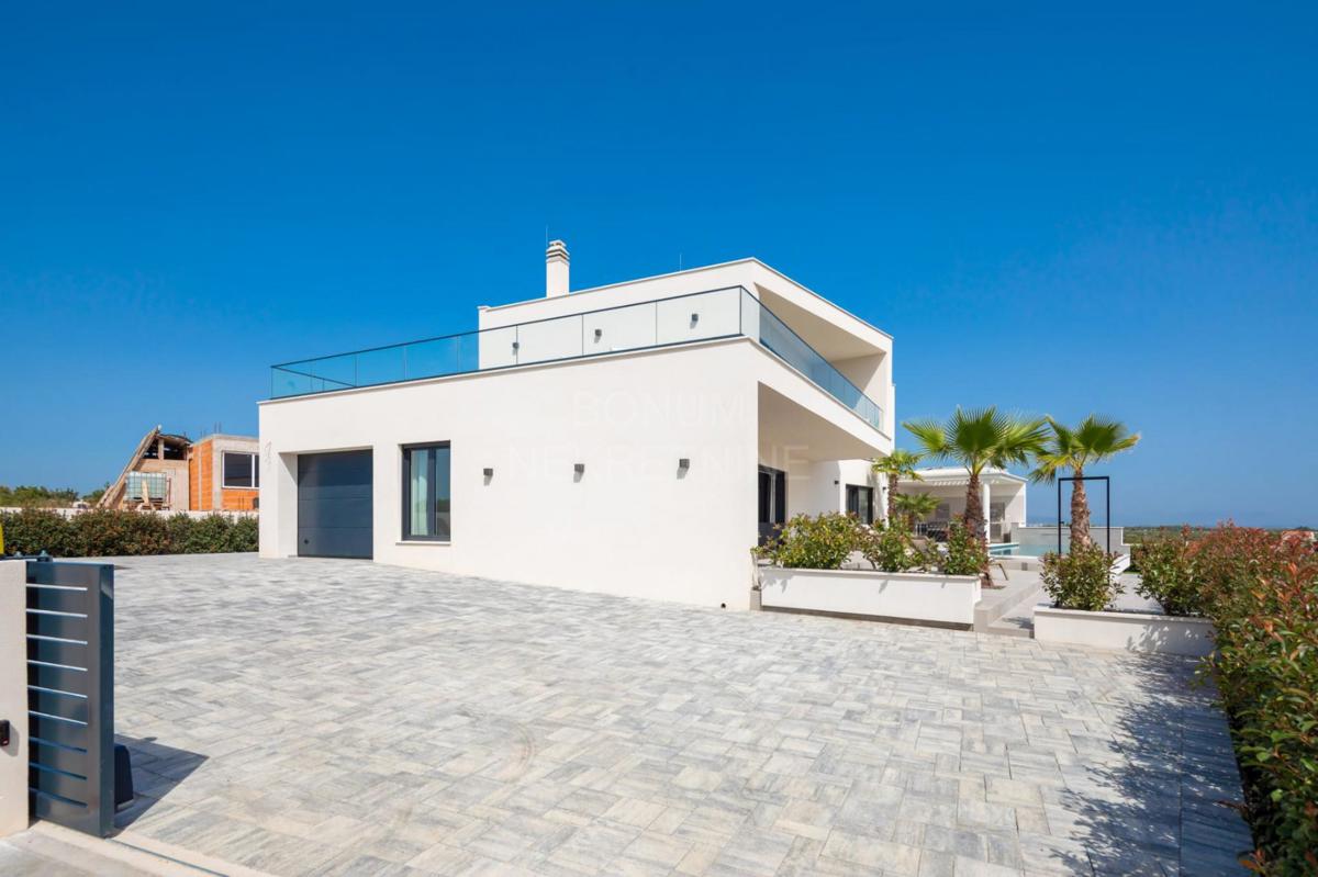 Vodice – Ekskluzivna luksuzna vila z bazenom, panoramskim pogledom na morje in vrhunskimi vsebinami