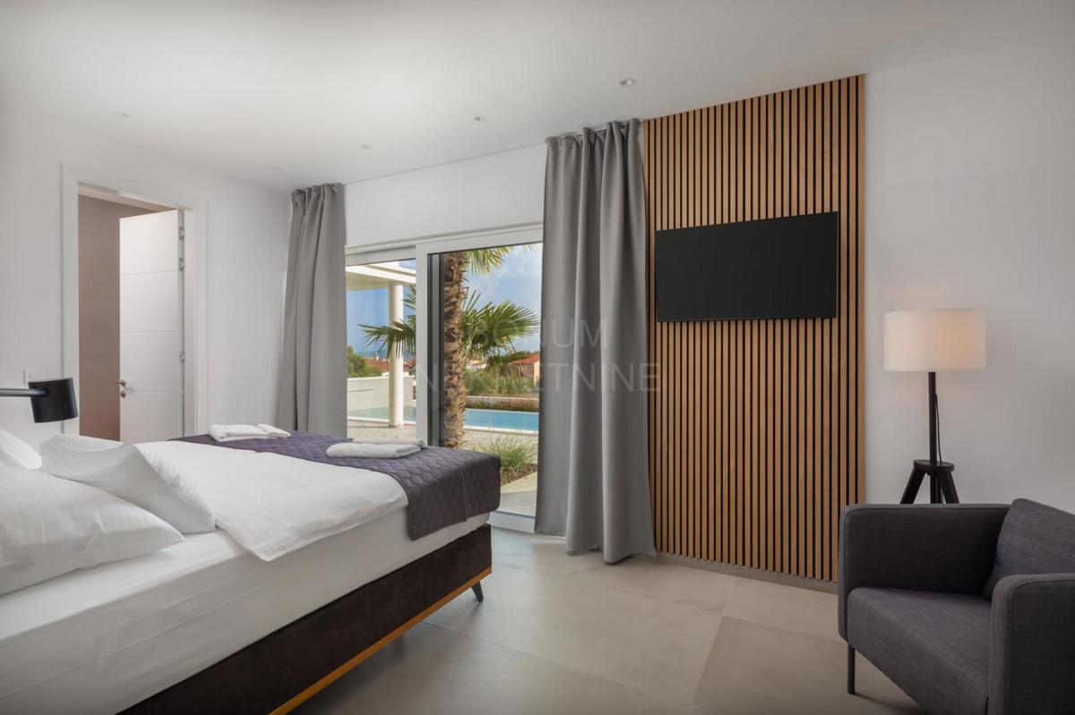 Vodice – Ekskluzivna luksuzna vila z bazenom, panoramskim pogledom na morje in vrhunskimi vsebinami