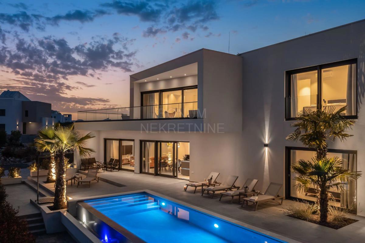 Vodice – Ekskluzivna luksuzna vila z bazenom, panoramskim pogledom na morje in vrhunskimi vsebinami