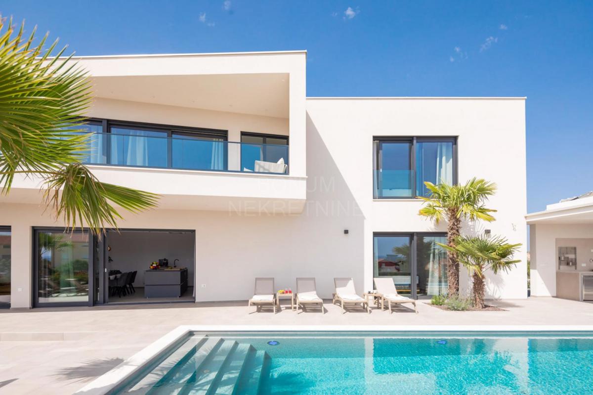 Vodice – Ekskluzivna luksuzna vila z bazenom, panoramskim pogledom na morje in vrhunskimi vsebinami