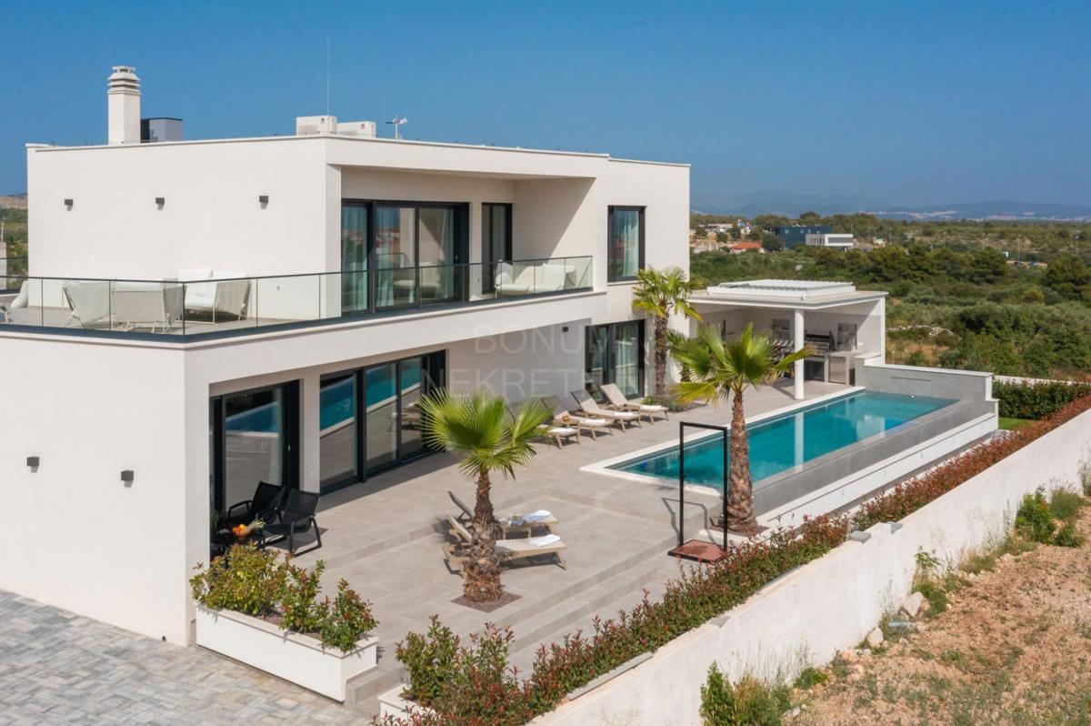 Vodice – Ekskluzivna luksuzna vila z bazenom, panoramskim pogledom na morje in vrhunskimi vsebinami