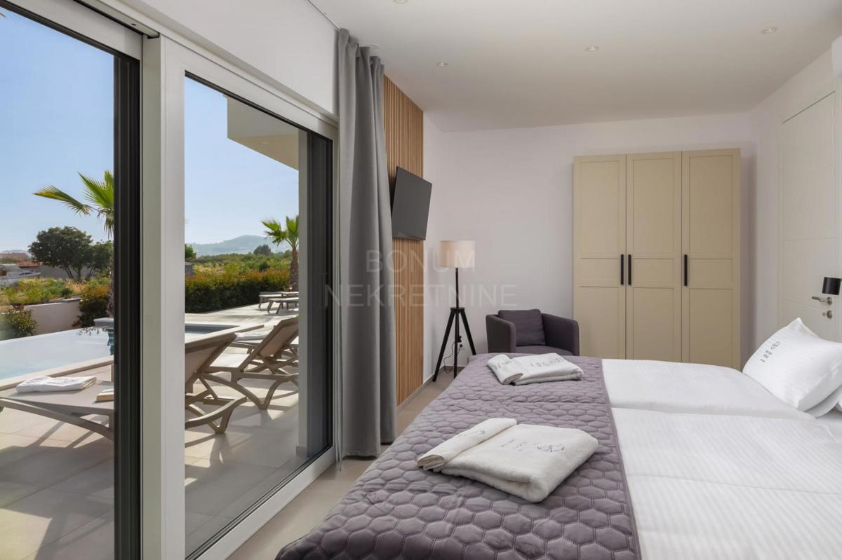Vodice – Ekskluzivna luksuzna vila z bazenom, panoramskim pogledom na morje in vrhunskimi vsebinami