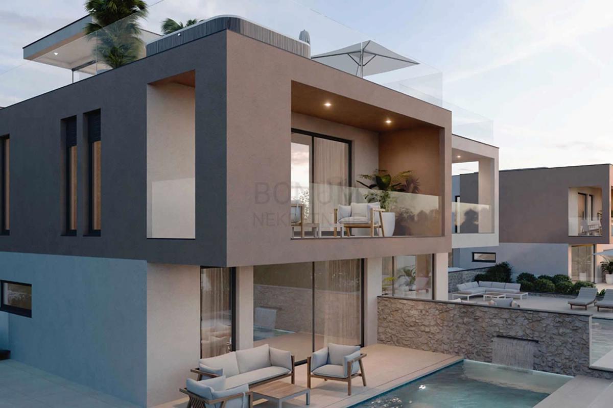 Vodice, polpritlična hiša z bazenom na odlični lokaciji