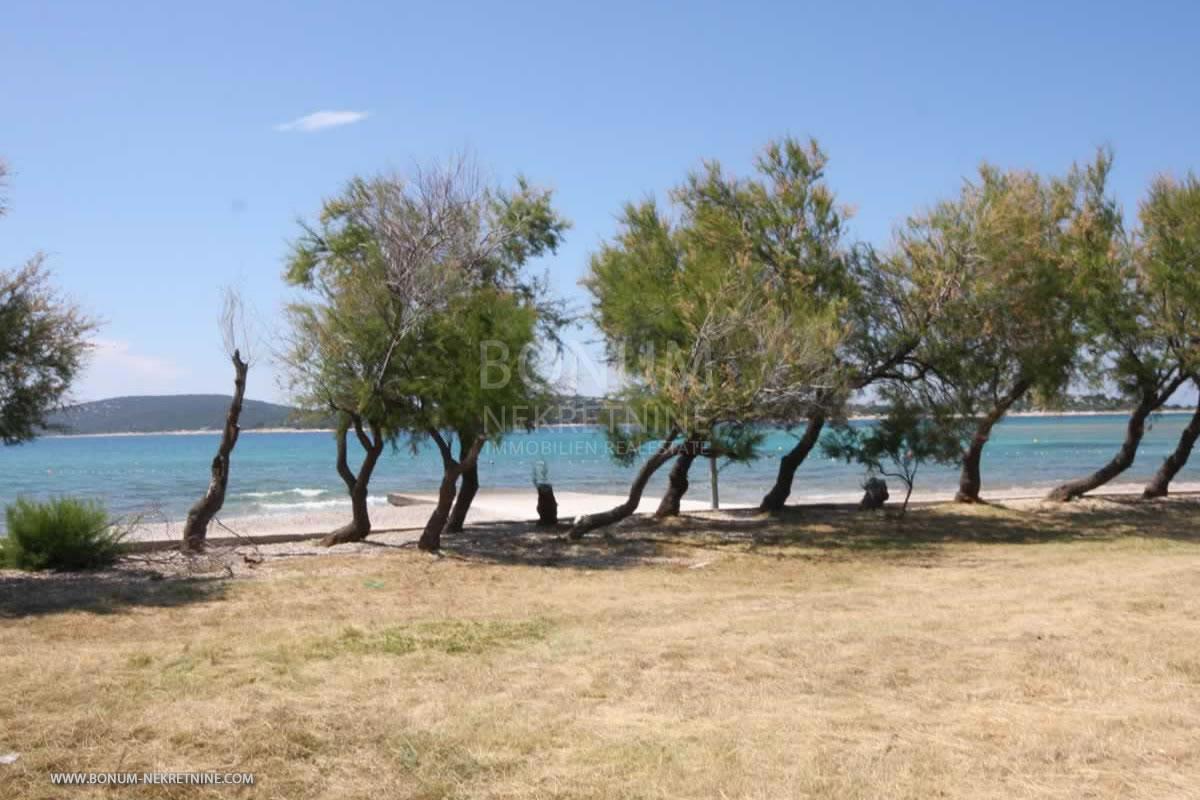 Vodice, polpritlična hiša z bazenom na odlični lokaciji