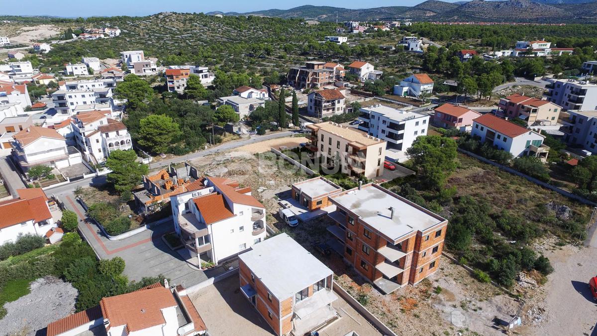 Brodarica, manjše stanovanje z vrtom