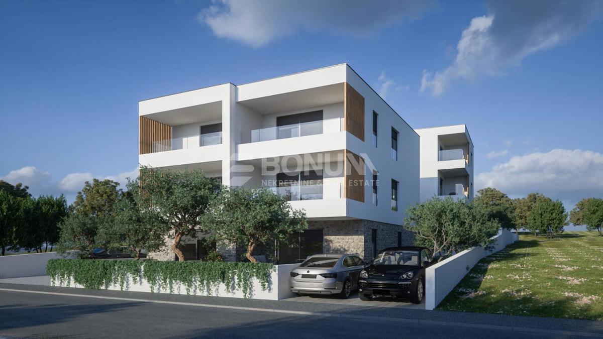 Brodarica – novogradnja v prvi vrsti ob morju – stanovanje s teraso