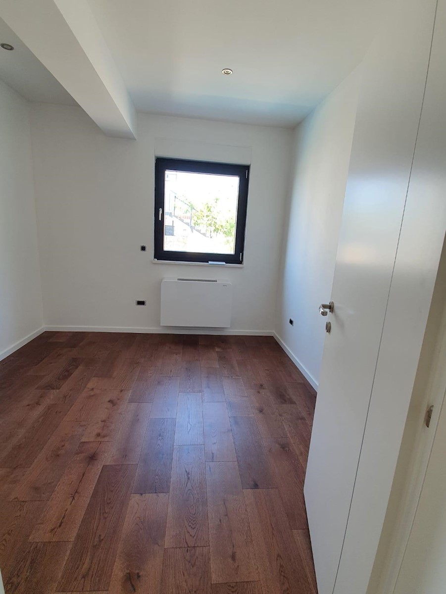 Prostoren apartma s pogledom na morje in bazenom, Šibenik