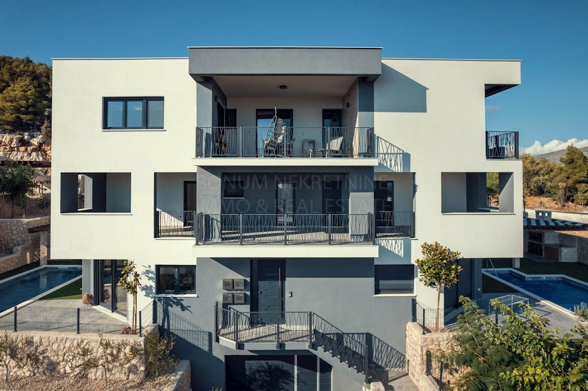 Prostoren apartma s pogledom na morje in bazenom, Šibenik