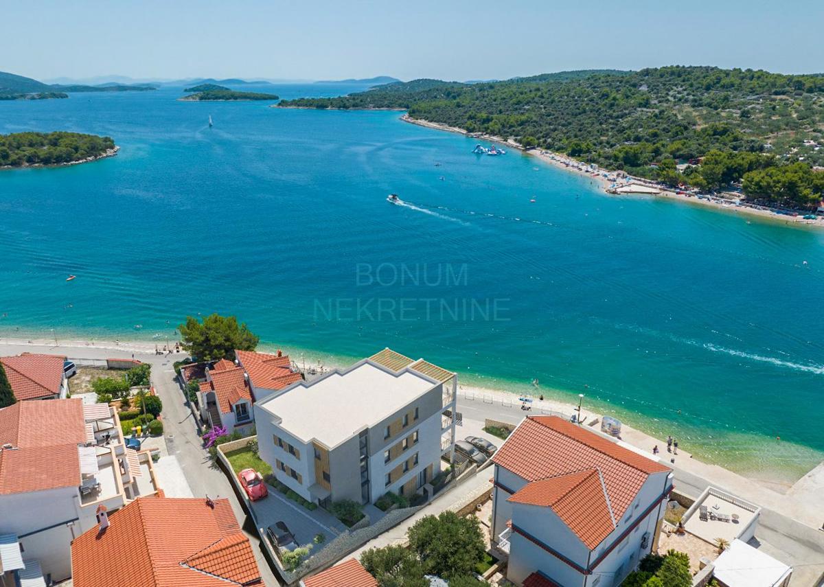  Apartma v prvi vrsti do morja, drugo nadstropje, Jezera - otok Murter