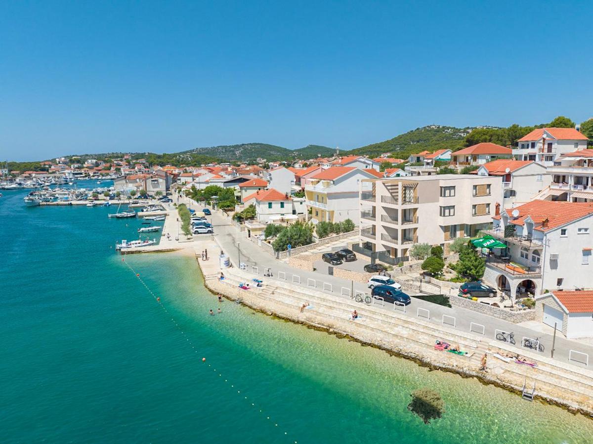  Apartma v prvi vrsti do morja, drugo nadstropje, Jezera - otok Murter