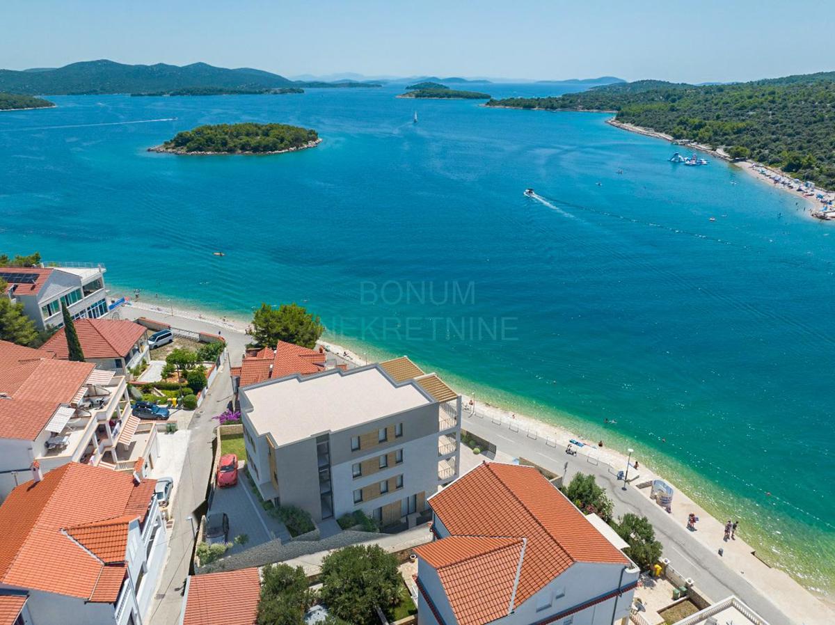  Apartma v prvi vrsti do morja, drugo nadstropje, Jezera - otok Murter