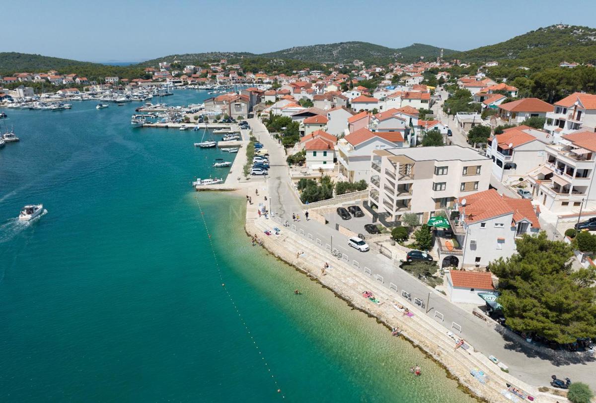  Apartma v prvi vrsti do morja, drugo nadstropje, Jezera - otok Murter