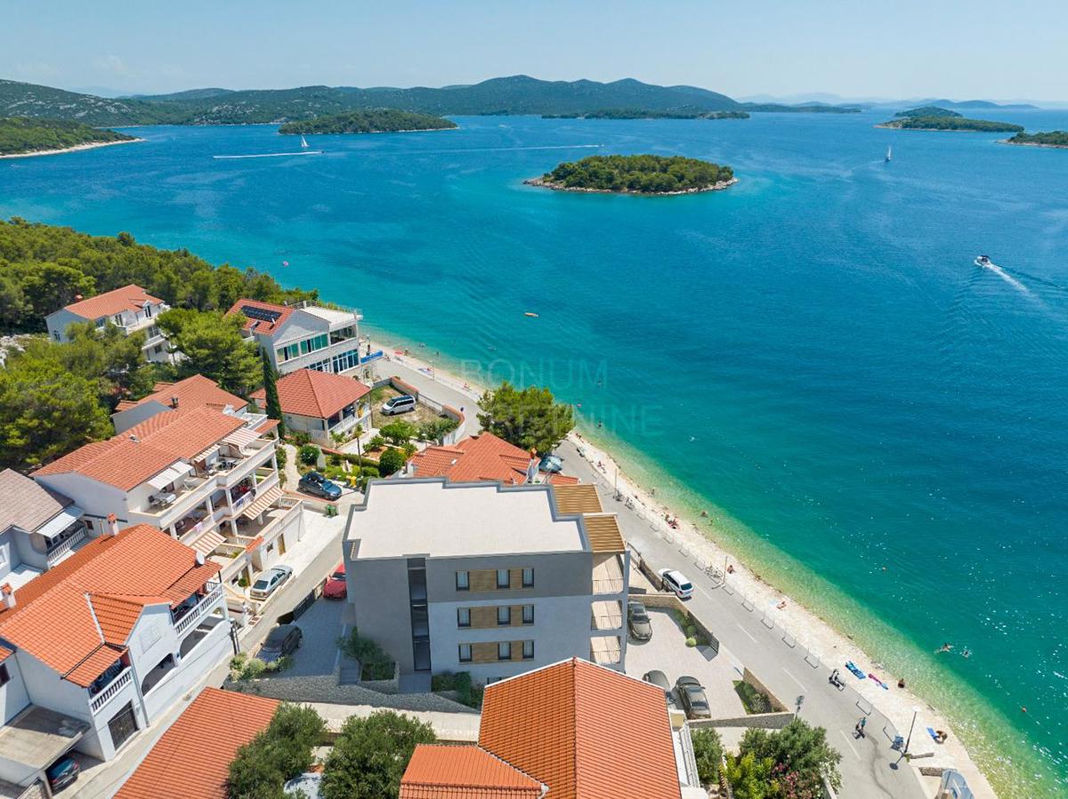  Apartma v prvi vrsti do morja, drugo nadstropje, Jezera - otok Murter