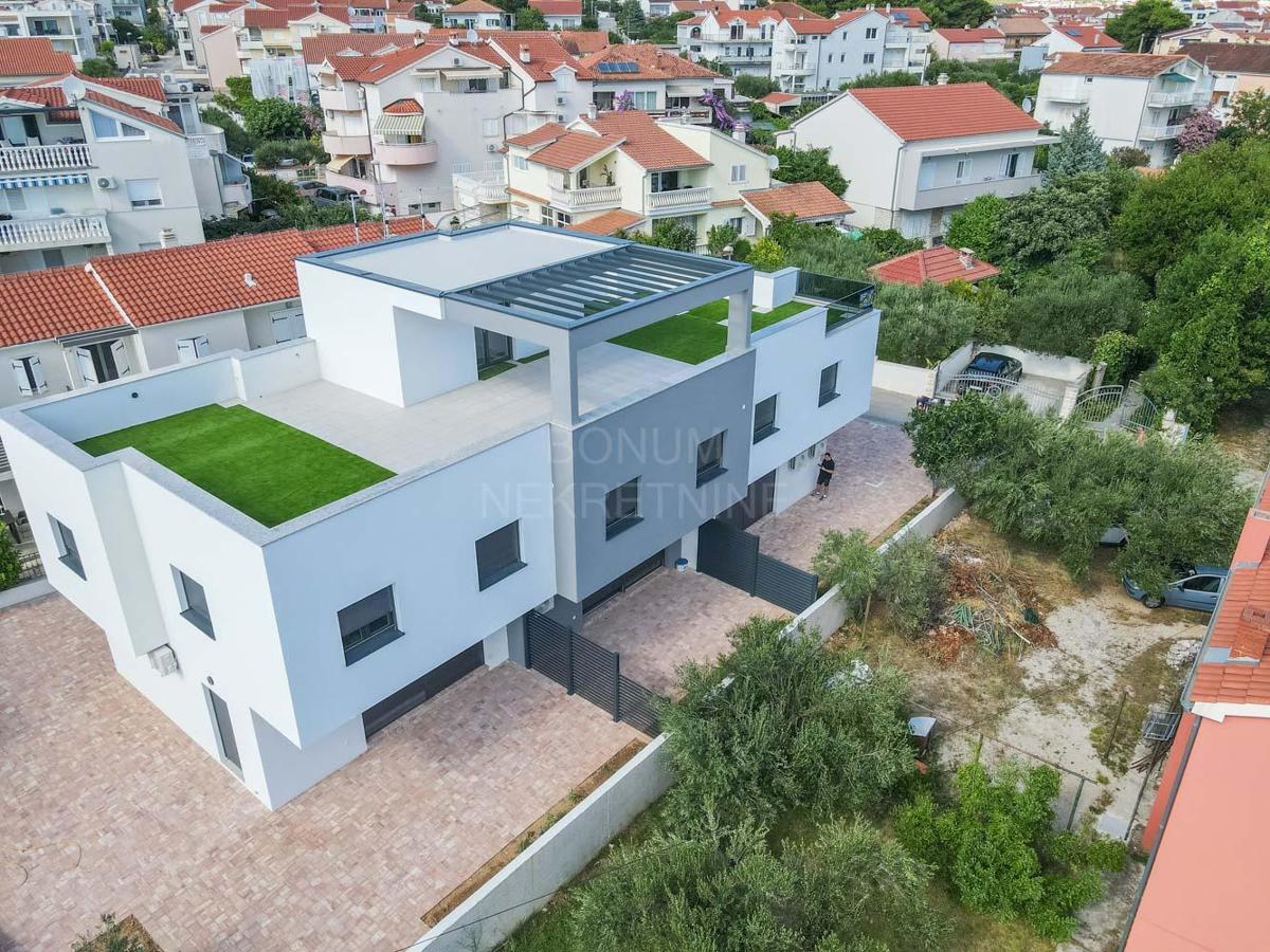  Prostorna družinska hiša z velikim vrtom v Vodicah, blizu morja