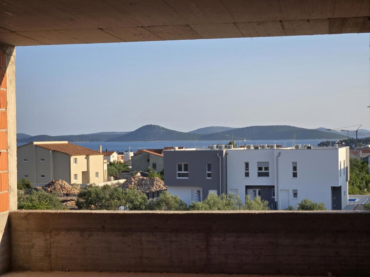 Čudovit dvoetažni apartma z bazenom, Vodice