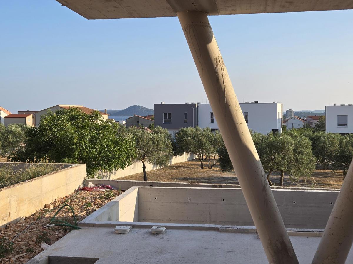 Čudovit dvoetažni apartma z bazenom, Vodice