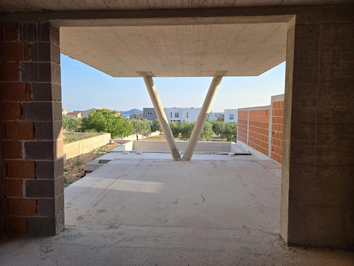 Čudovit dvoetažni apartma z bazenom, Vodice