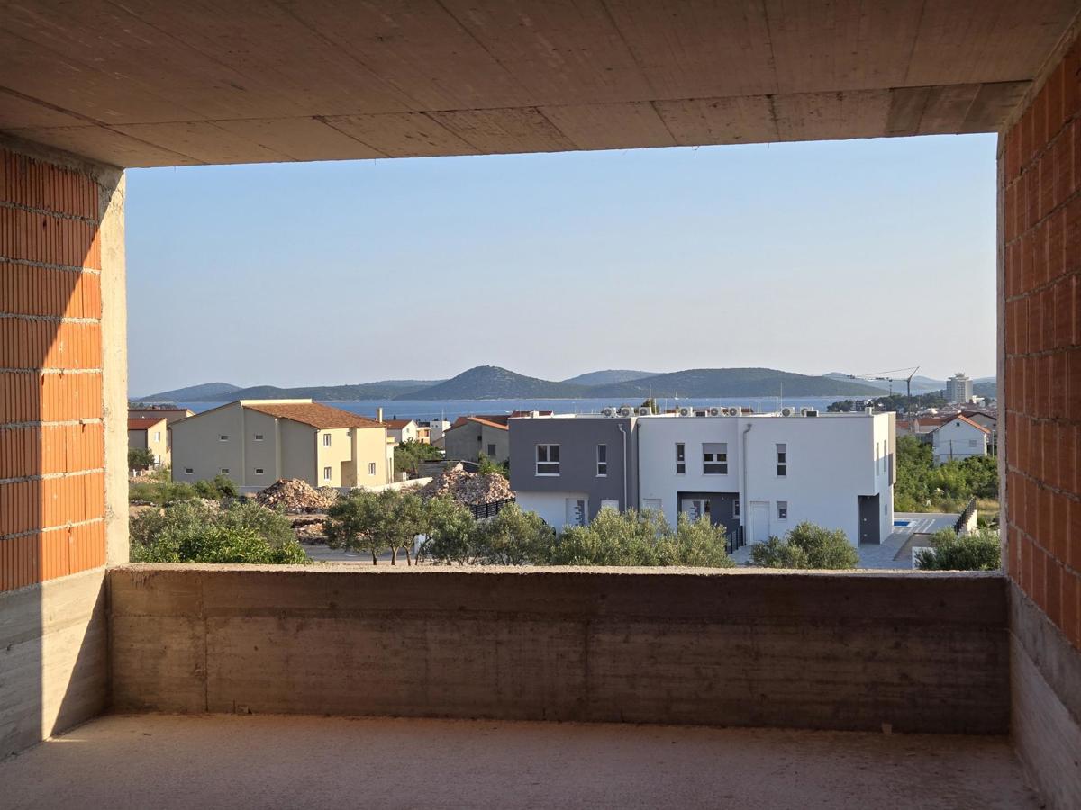 Čudovit dvoetažni apartma z bazenom, Vodice