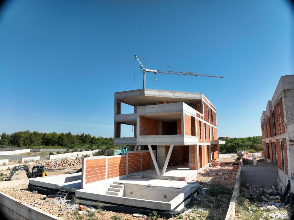 Čudovit dvoetažni apartma z bazenom, Vodice