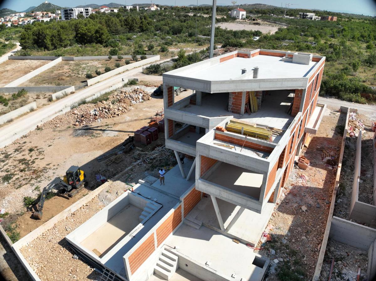 Čudovit dvoetažni apartma z bazenom, Vodice