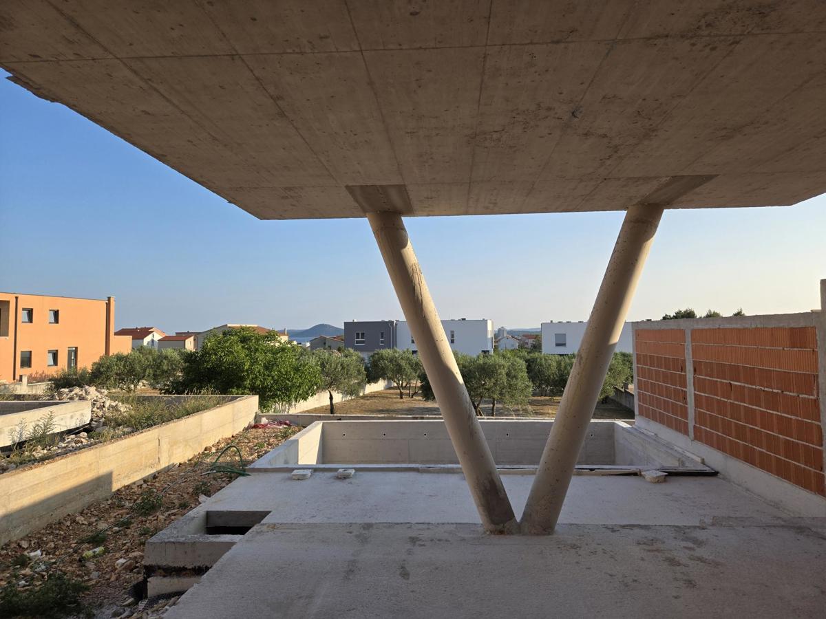 Čudovit dvoetažni apartma z bazenom, Vodice