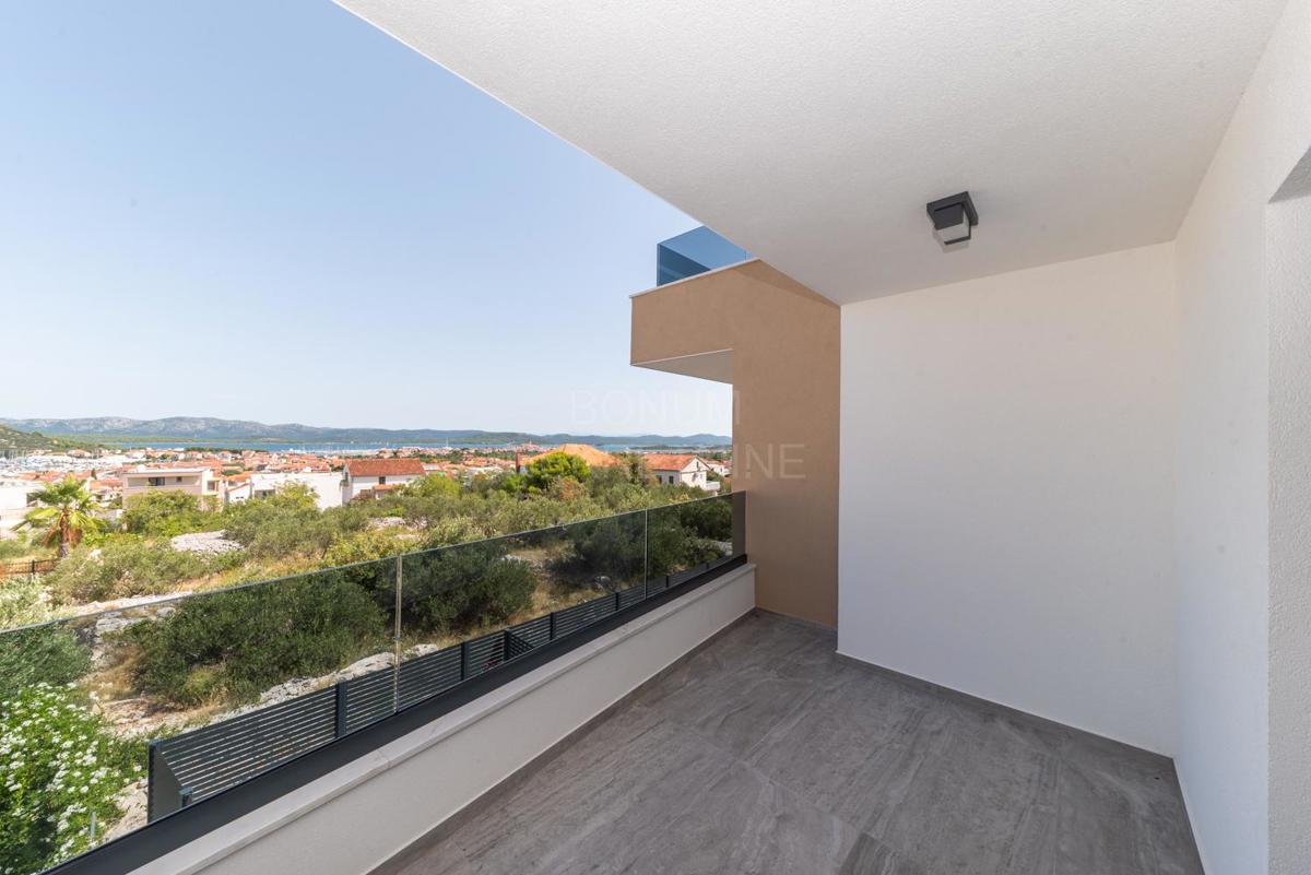  Apartma, dve spalnici, prvo nadstropje, Murter