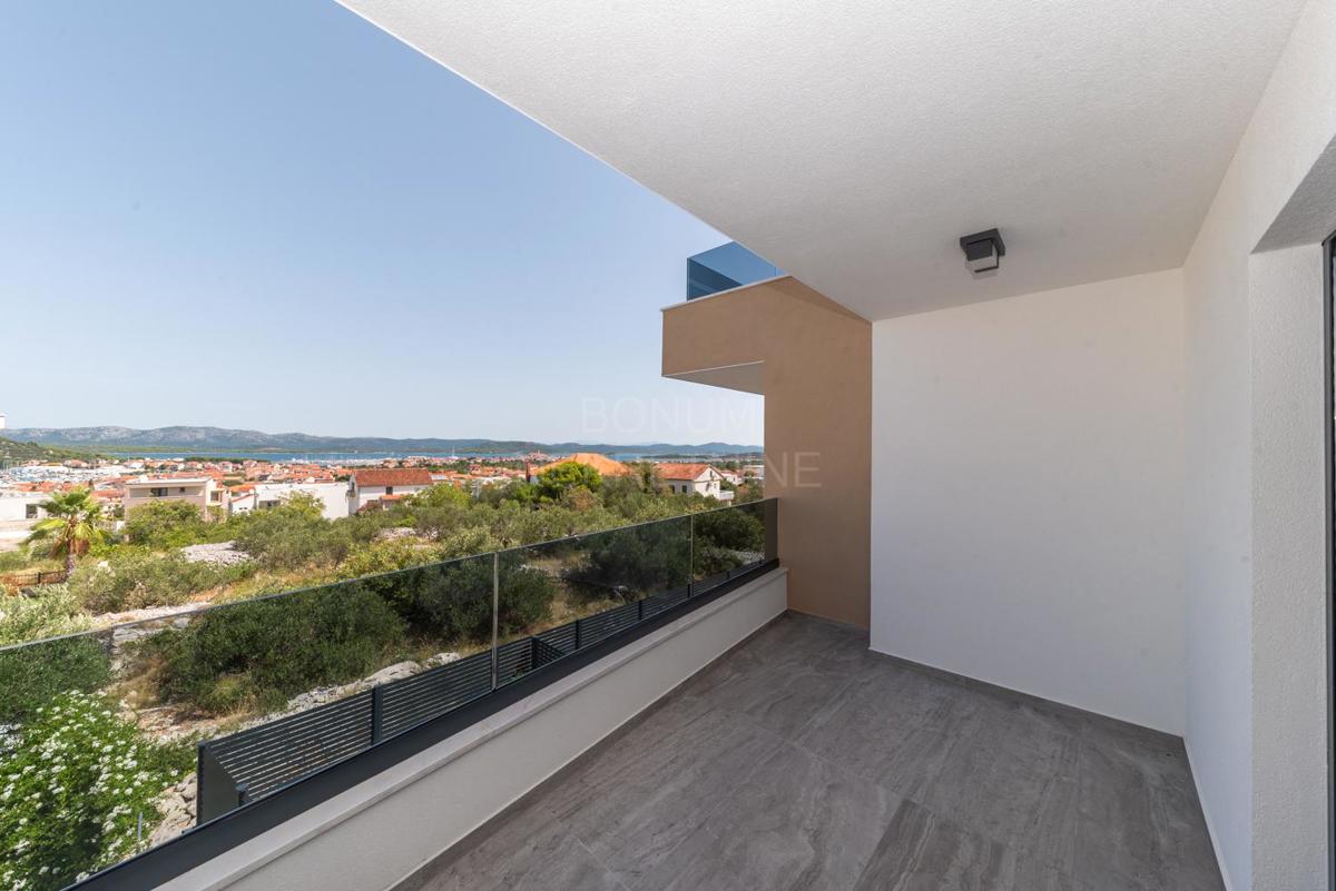  Apartma, dve spalnici, prvo nadstropje, Murter