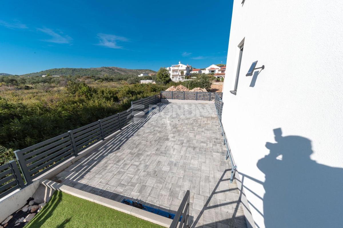 Čudovito stanovanje z dvoriščem v pritličju novejše stavbe, Vodice