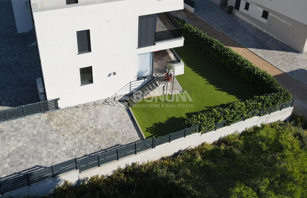 Čudovito stanovanje z dvoriščem v pritličju novejše stavbe, Vodice