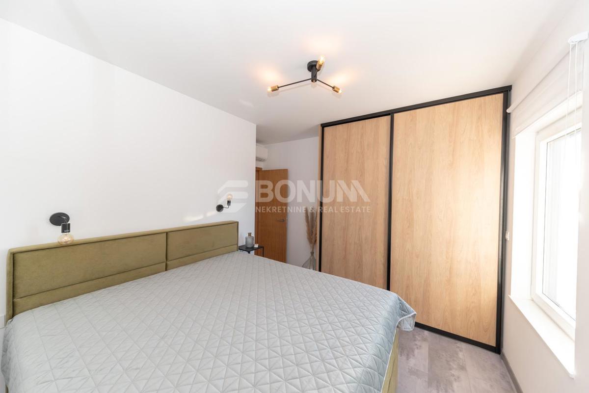 Čudovito stanovanje z dvoriščem v pritličju novejše stavbe, Vodice