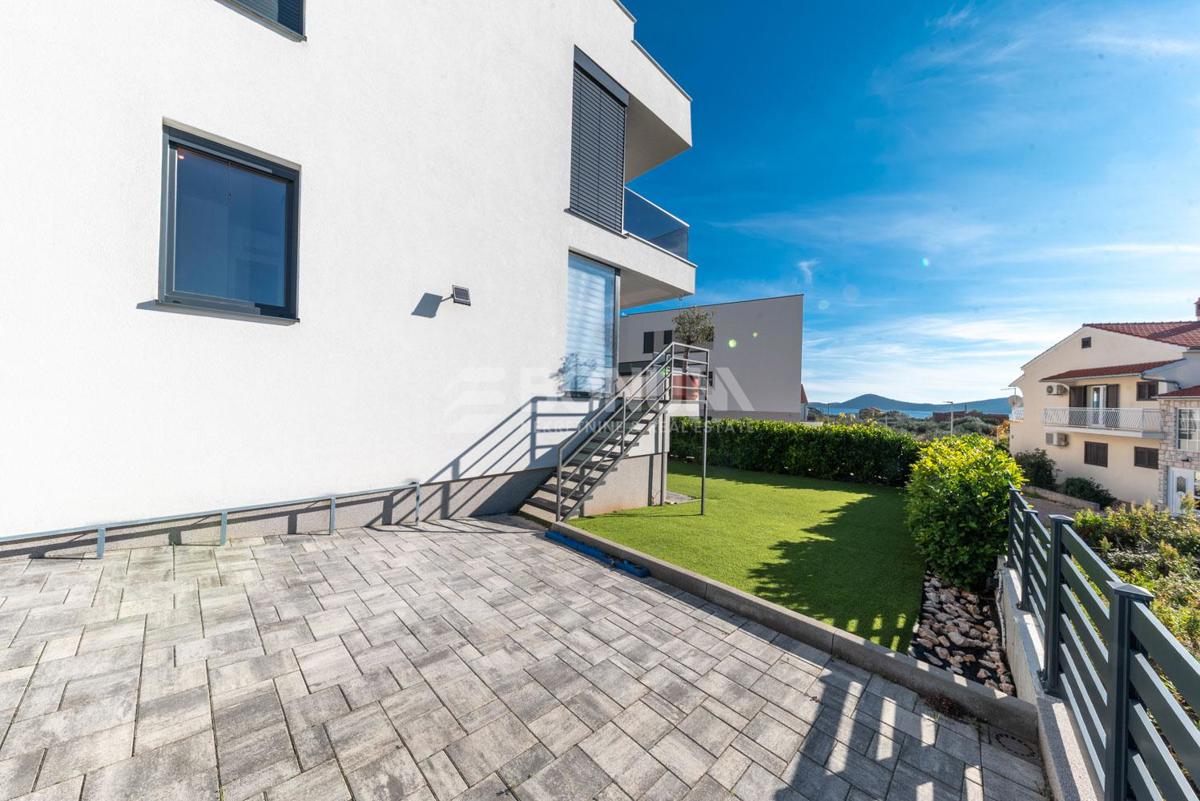 Čudovito stanovanje z dvoriščem v pritličju novejše stavbe, Vodice