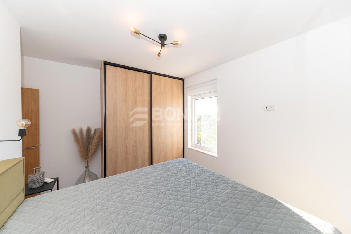 Čudovito stanovanje z dvoriščem v pritličju novejše stavbe, Vodice