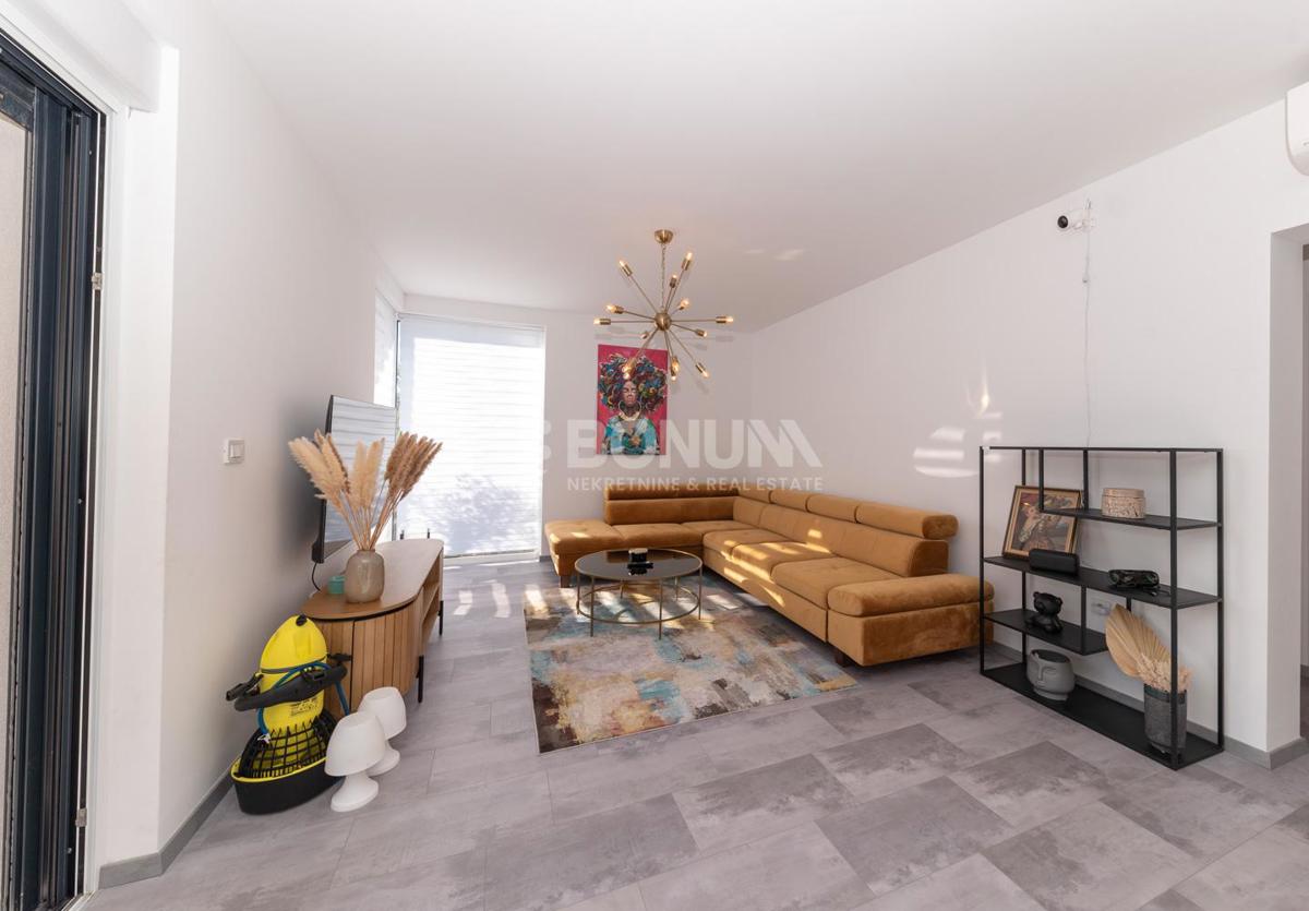 Čudovito stanovanje z dvoriščem v pritličju novejše stavbe, Vodice