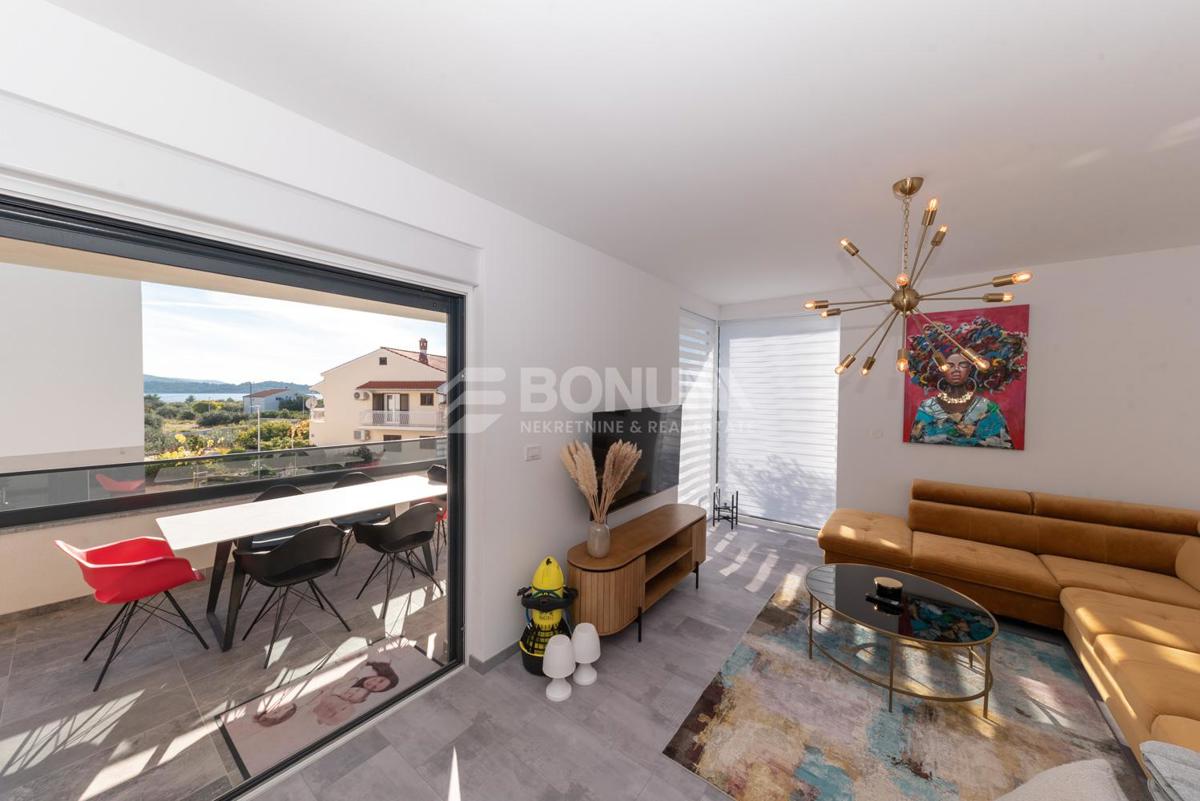 Čudovito stanovanje z dvoriščem v pritličju novejše stavbe, Vodice