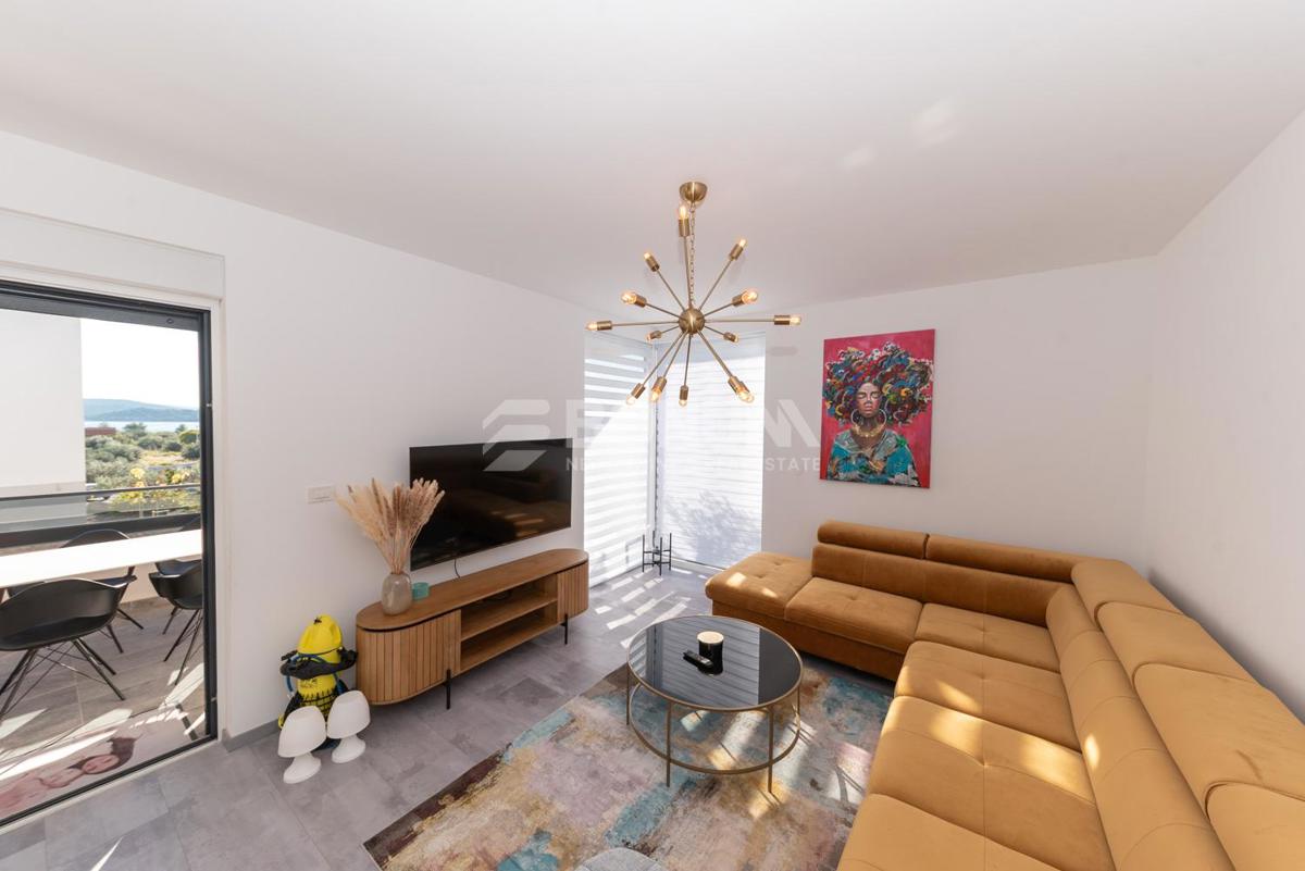 Čudovito stanovanje z dvoriščem v pritličju novejše stavbe, Vodice