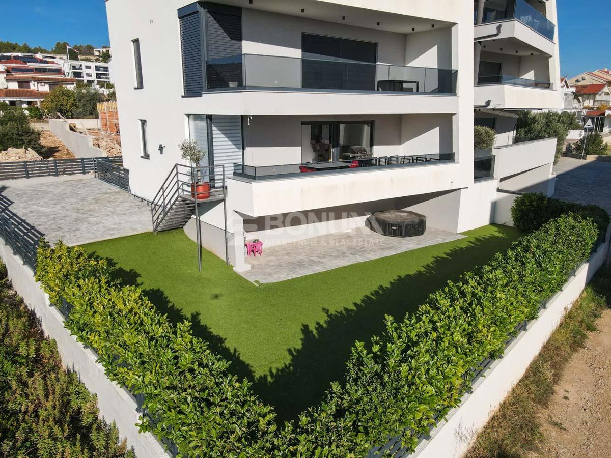 Čudovito stanovanje z dvoriščem v pritličju novejše stavbe, Vodice