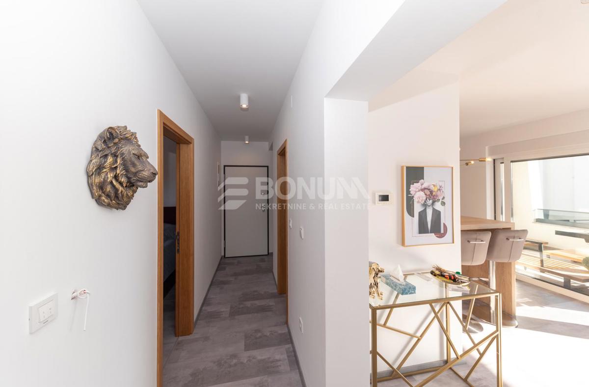 Čudovito stanovanje z dvoriščem v pritličju novejše stavbe, Vodice