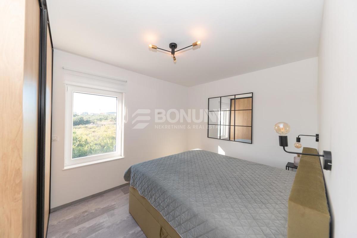 Čudovito stanovanje z dvoriščem v pritličju novejše stavbe, Vodice