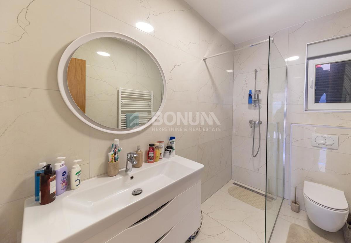 Čudovito stanovanje z dvoriščem v pritličju novejše stavbe, Vodice