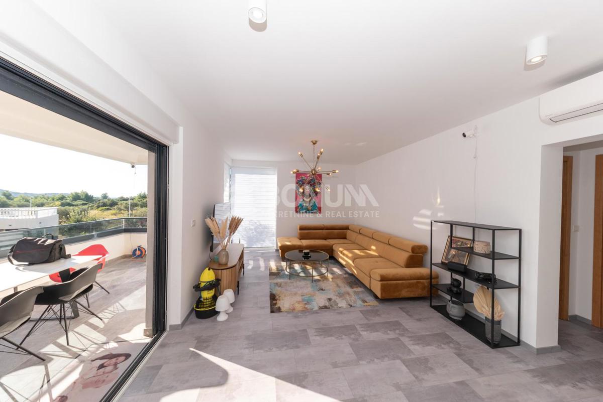 Čudovito stanovanje z dvoriščem v pritličju novejše stavbe, Vodice