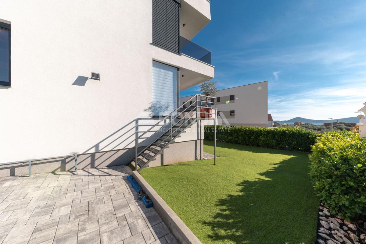 Čudovito stanovanje z dvoriščem v pritličju novejše stavbe, Vodice