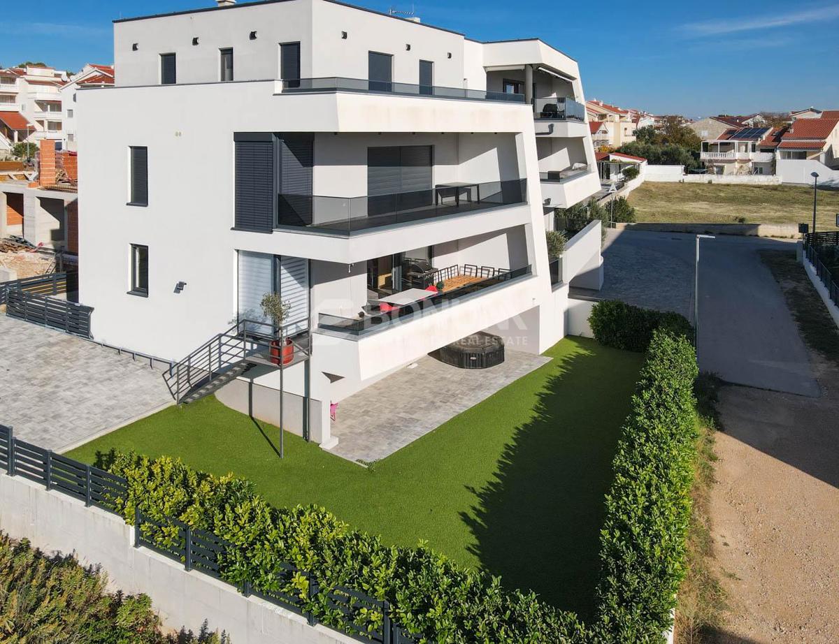 Čudovito stanovanje z dvoriščem v pritličju novejše stavbe, Vodice