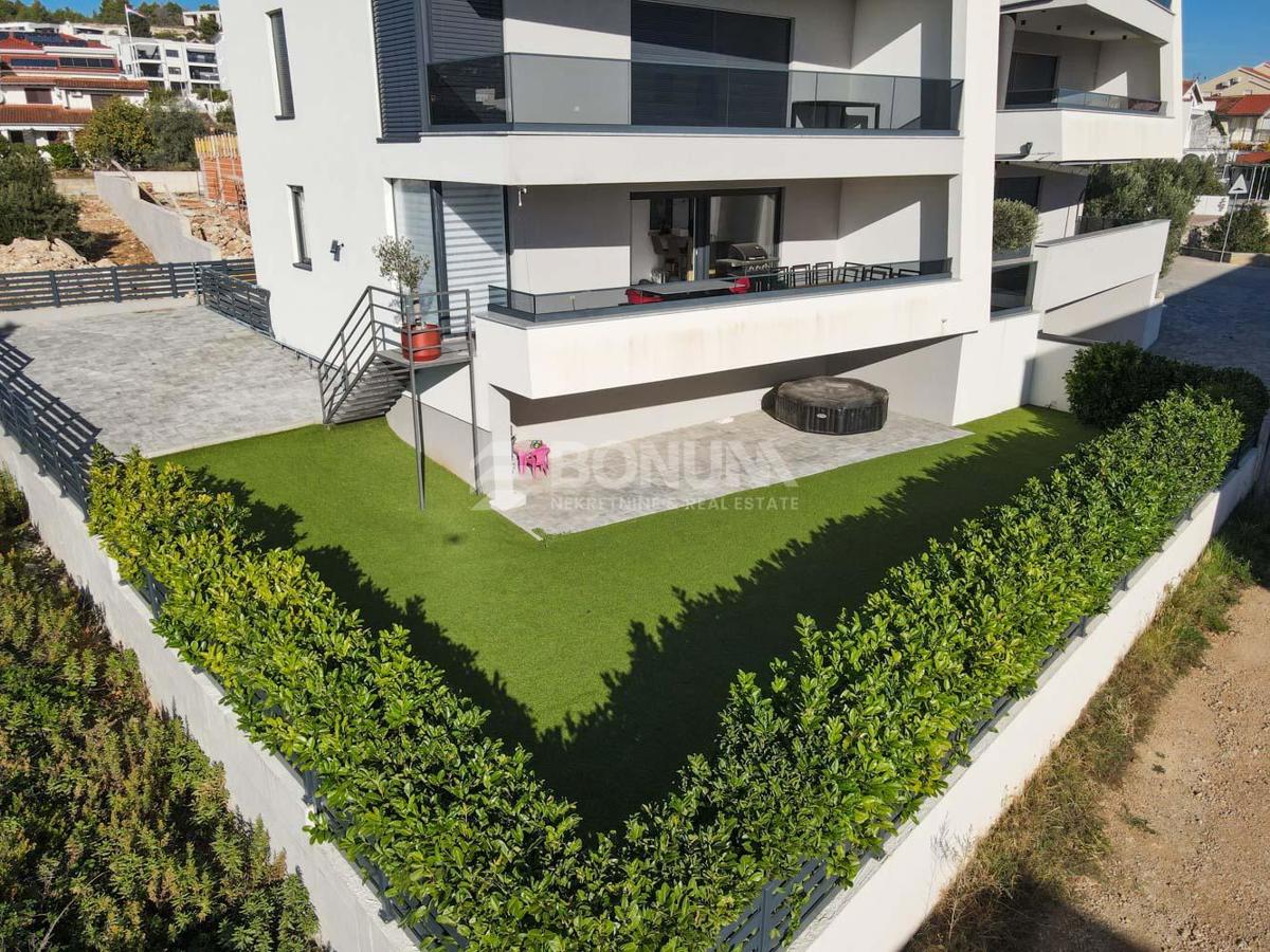 Čudovito stanovanje z dvoriščem v pritličju novejše stavbe, Vodice