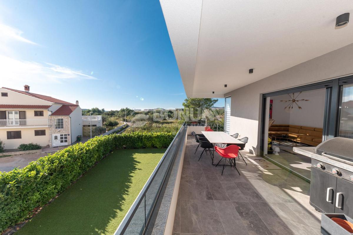 Čudovito stanovanje z dvoriščem v pritličju novejše stavbe, Vodice