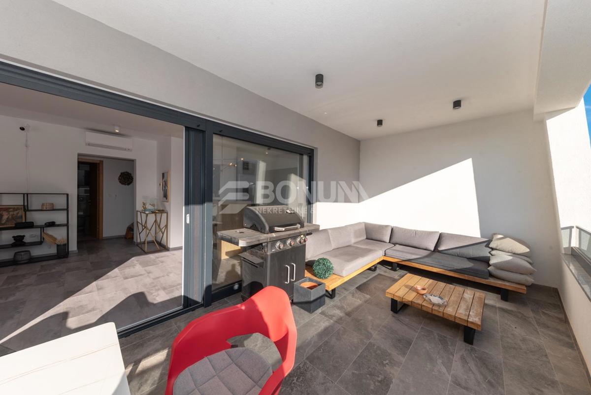 Čudovito stanovanje z dvoriščem v pritličju novejše stavbe, Vodice