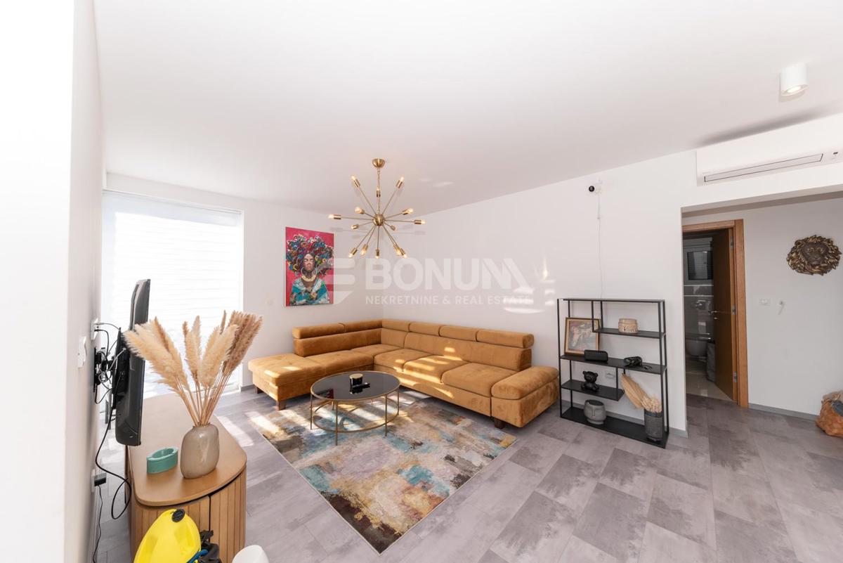 Čudovito stanovanje z dvoriščem v pritličju novejše stavbe, Vodice