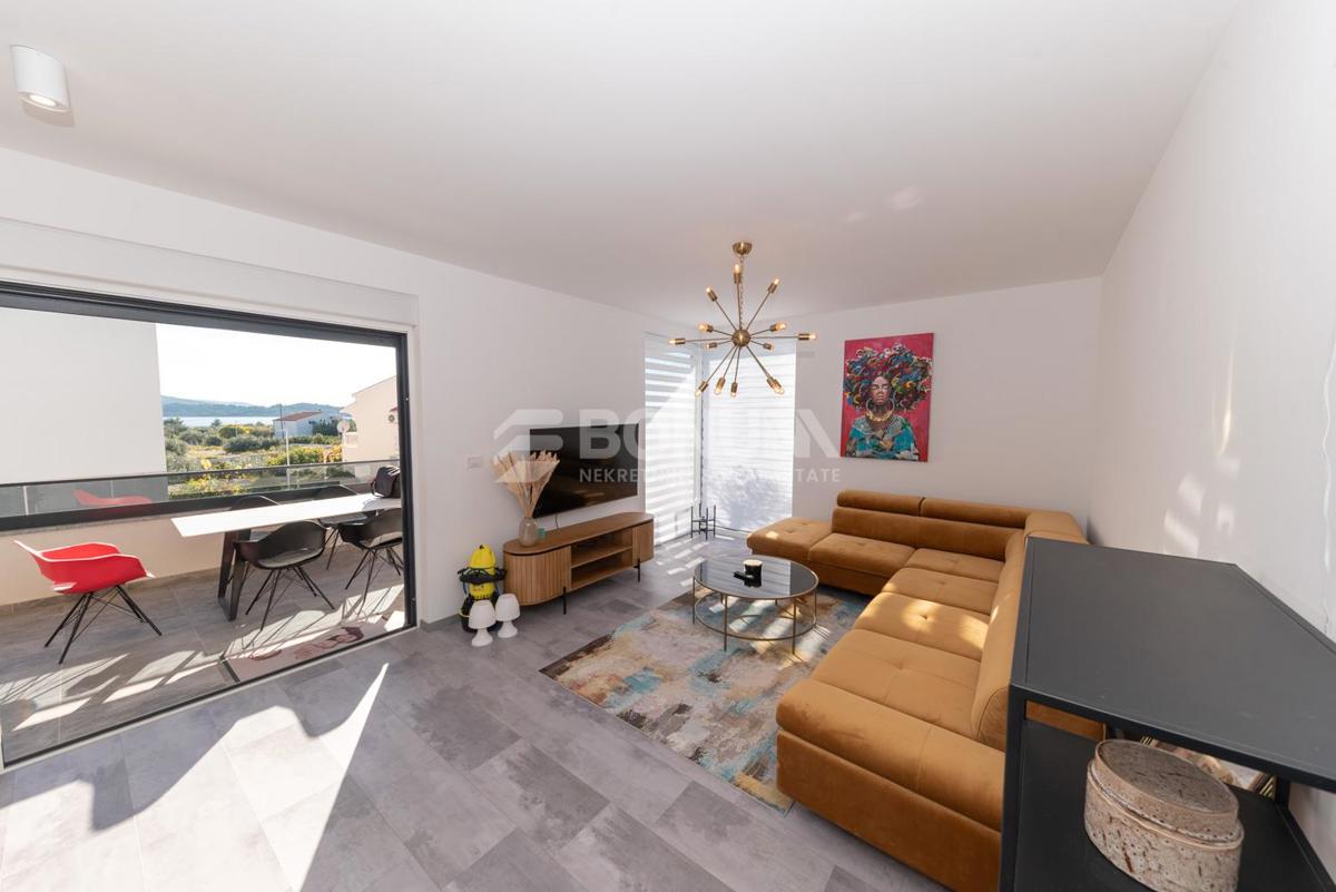 Čudovito stanovanje z dvoriščem v pritličju novejše stavbe, Vodice